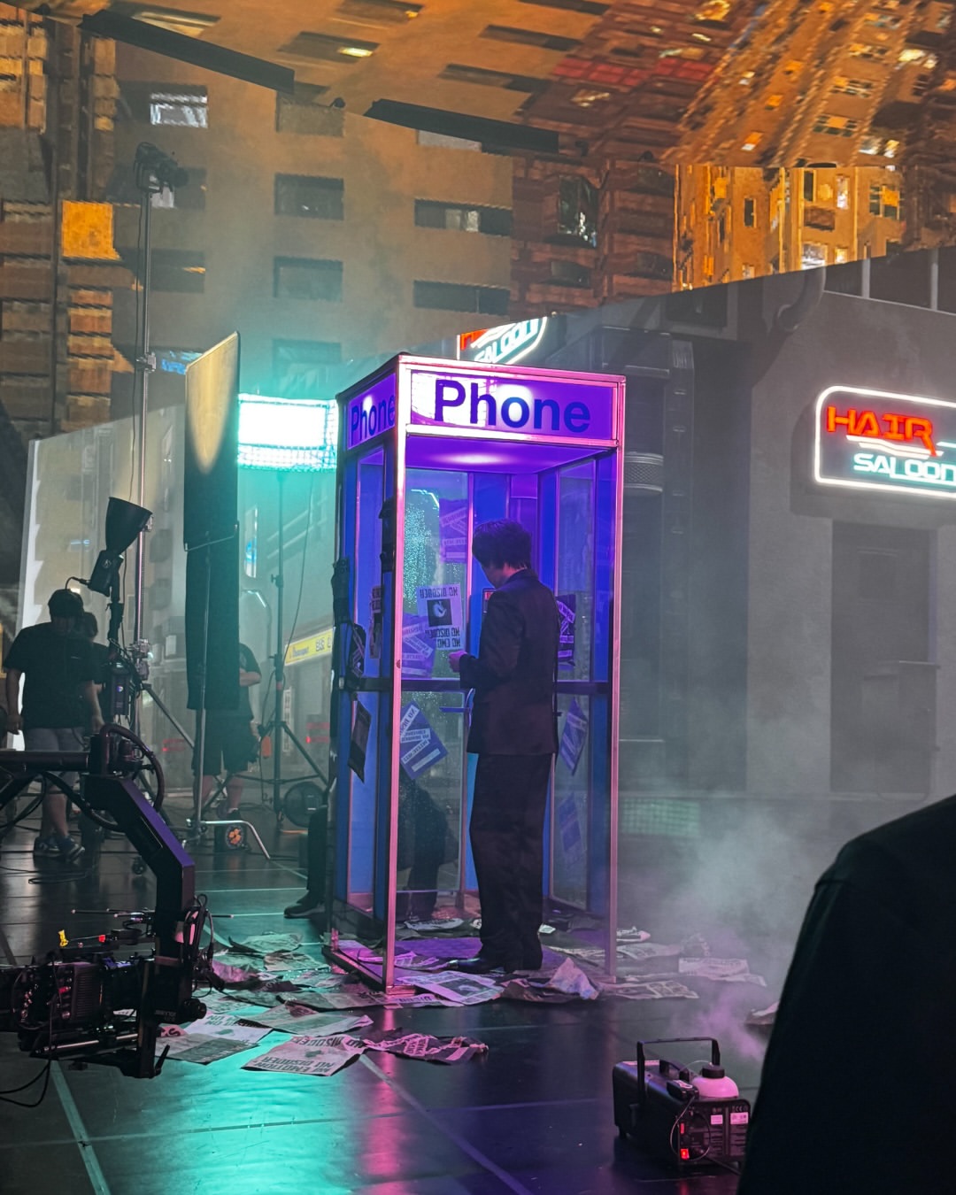 2025 포레스텔라 콘서트 THE WAVE VCR무대가 끝난 뒤 다른 세계로 넘어오는 서사 구조를 기반으로 세 개의 공간이 하나의 VCR 안에서 이어지는 VP 세트를 구성했 (2).jpg